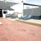Cheerful One bedroom cottage with parking space.