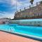 Malibu apartamento con campo de tennis y piscina con solarium