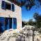 La casa dalle finestre blu