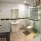 Self Contained En-Suite Private Bathroom, Private Entrance, Close to Shops & Hospital Homestay - 汉密尔顿