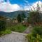 StayVista at The Lama House with huge lawn and valley view - 马拉里