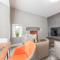 The Old Stamp House Retreat- Three En-suite Bedrooms Central Village Location