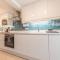 The Old Stamp House Retreat- Three En-suite Bedrooms Central Village Location