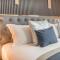 The Old Stamp House Retreat- Three En-suite Bedrooms Central Village Location