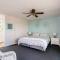3 Bedroom! - Complex is on the beach with huge pool - Оушенсайд