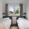 Luxe chalet in Oosterwolde in FRIESLAND, op rustig park met uitzicht op meer en strandje