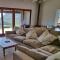Hilltop Heaven, Walk to beach, Pool, Ocean & River views - 普林格尔贝伊