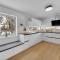 Kais sauna, jacuzzi, cinema and balcony house! Central location