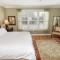 Oakmont Inn