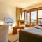 Stunning 3-bedroom apartment with mountain views