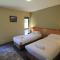 Kickenback Chalet - 2BR Chalet l Gym l Indoor Pool l Tennis Court l WiFi l Air-Con