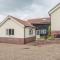 Grove Farm Bungalow with swimming pool, Dallinghoo - 伍德布里奇