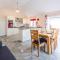 Grove Farm Bungalow with swimming pool, Dallinghoo