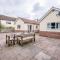 Grove Farm Bungalow with swimming pool, Dallinghoo