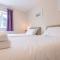 Grove Farm Bungalow with swimming pool, Dallinghoo