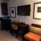 Manatee, Studio202, Beach steps away! Pool+WiFi - رسكن