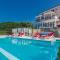 Amazing Home In Pasini With 4 Bedrooms, Internet And Outdoor Swimming Pool - Livade