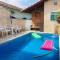Casa Moderna e Aconchegante com Opção de Piscina Aquecida Cobrado à Parte, Ampla Área Gourmet com Churrasqueira em Deck Coberto Frente a Piscina, Aconchegante Sala de Estar com Lareira, Ampla Garagem para 4 Carros, Casa Pé na Areia a 50 metros da Praia - Прая-Гранді
