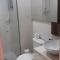 QUARTO TOP no CENTR0 com Cama Box de casal - acomoda até 2 pessoas - Home Office - WIFI - Smart TV com Apps Youtube - Cozinha - banheiro - Sala de Estar - Apto compartilhado com Anfitriões experientes em hospedar - Superhost no BnB 5 estrelas - 克里西玛
