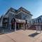 Luxury three bedroom condo, outdoor swimming pool, walk to hiking and biking trails