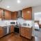 Luxury three bedroom condo, outdoor swimming pool, walk to hiking and biking trails