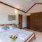 StayVistas Shantam House - Dive into relaxation with a pool and tennis lawn