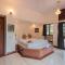 StayVista's Shantam House - Dive into relaxation with a pool and tennis lawn - لونافالا