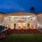 StayVista's Shantam House - Dive into relaxation with a pool and tennis lawn - لونافالا