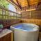 Do Not Disturb - Pigeon Forge Smoky Mountain Studio Cabin, Hot Tub, Fireplace - Pigeon Forge