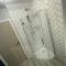 Modern 3BR Apartment - Sleeps 6 - Parking & Pets - Coast Serviced Apartments - Enquire for Trade & Long Stays