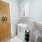 LITTLE RED HOLIDAY HOME - 2 Bed House with Free Parking within West Yorkshire, local access to the Peak District - Halifax