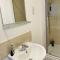 Numero Uno Detached Aparthouse 7 BR Hot Tub Wifi Parking Contractors and Group Friendly