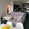 8 Bed 9 Bath Ensuite House with Hot Tub and Free Parking