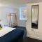 8 Bed 9 Bath Ensuite House with Hot Tub and Free Parking