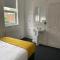 8 Bed 9 Bath Ensuite House with Hot Tub and Free Parking