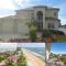 Ocean View Paradise - Steps away from the Beach Will Accommodate Up To 10 People including 1-3 Fa