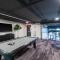 Flexhome Skywalk to Fiserv U2 with Rooftop, Gym, and Parking - 密尔沃基