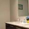 WaterFalls Hotel - Suite in Falls Downtown with pool