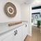 Modern Split Level Cabin -Hot Tub & Game Room