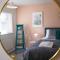 Saltbox Properties- LARGE!! 3 bed, 3 bath house, parking, fast wifi, town centre location! sleeps 6 - 阿什比德拉祖什