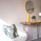 Saltbox Properties- LARGE!! 3 bed, 3 bath house, parking, fast wifi, town centre location! sleeps 6 - 阿什比德拉祖什