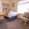 Saltbox Properties- LARGE!! 3 bed, 3 bath house, parking, fast wifi, town centre location! sleeps 6 - 阿什比德拉祖什