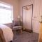 Saltbox Properties- LARGE!! 3 bed, 3 bath house, parking, fast wifi, town centre location! sleeps 6 - 阿什比德拉祖什