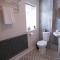 Saltbox Properties- LARGE!! 3 bed, 3 bath house, parking, fast wifi, town centre location! sleeps 6 - 阿什比德拉祖什