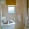 Wind In The Willows: Sleeps 4, Kitchen, bathroom, lounge, WIFI