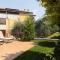 MillyHolidays - Apartment Lillà in the Center with Private Garden and Spa Pool