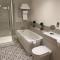 GS - Luxury, modern town centre, 2 beds, free parking for one vehicle