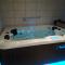 appartement avec Jacuzzi hammam sauna privatisé au rez de chaussée ds maison à Voglans à 2 kilomètres du lac du bourget en Savoie entre Chambéry et Aix les Bains cure thermale