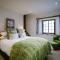 Grade 2 Listed 2 bedroom Pet Friendly - Parking - Hot Tub - very quiet