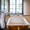 Grade 2 Listed 2 bedroom Pet Friendly - Parking - Hot Tub - very quiet